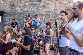 Im „Ethno Camp Germany“ sind derzeit junge Musiker aus 20 Nationen auf der Lichtenburg versammelt. Ihr Motto lautet: „Die Welt i