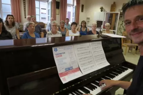 Erik Meßmer bei der Probe mit dem Chor.