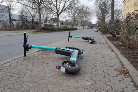Auch in Ludwigshafen regt sich Widerstand gegen unkontrolliert abgelegte E-Scooter.
