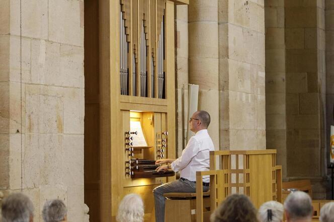 Jens-Peter Enk an der Otterberger Goll-Orgel. Das Instrument wurde 1999 in der Abteikirche installiert.