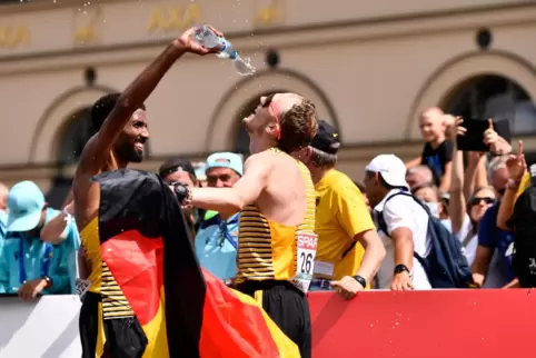 Richard Ringer (rechts) lässt sich von Amanal Petros feiern