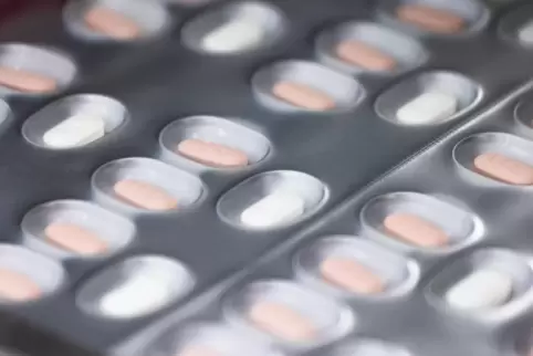 Tabletten des Medikaments Paxlovid zur Behandlung von Covid-19 durchlaufen eine Verpackungsanlage in einem Gebäude der Firma Pfi