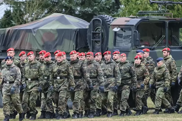  Soldaten der Bundeswehr nehmen am Appell zur Indienststellung des ABC-Abwehrregiments 1 in der Barnim-Kaserne in Strausberg tei