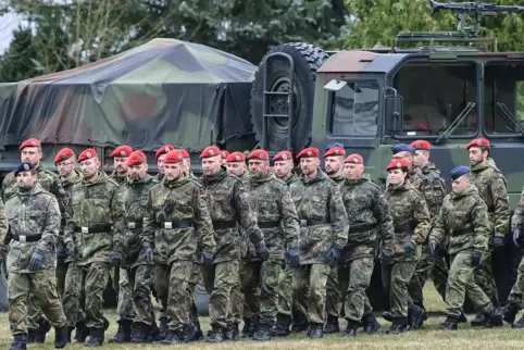  Soldaten der Bundeswehr nehmen am Appell zur Indienststellung des ABC-Abwehrregiments 1 in der Barnim-Kaserne in Strausberg tei