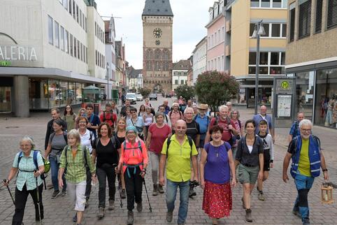 Am Morgen nach einer fast 36 Kilometer langen Wanderung aus der Südpfalz an den Speyerer Dom: die Pilger auf der Maximilianstraß