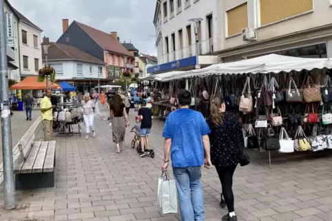 In der Zweibrücker Fußgängerzone zeigten sich schon am Mittag reichlich Einkaufstaschen tragende Besucher. Weil alle großen Plät