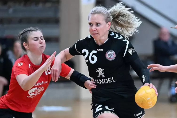 Diesmal darf’s etwas mehr sein: HSG Dudenhofen/Schifferstadt, am Ball Sandra Bäuerle gegen Lingenfeld/Schwegenheim.