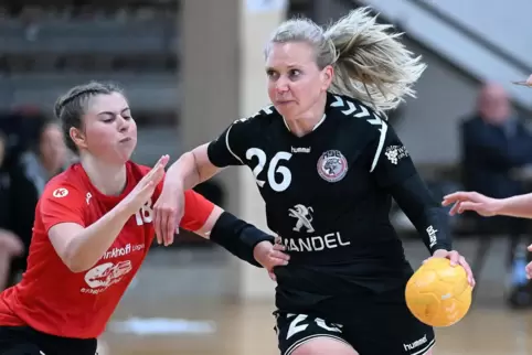 Diesmal darf’s etwas mehr sein: HSG Dudenhofen/Schifferstadt, am Ball Sandra Bäuerle gegen Lingenfeld/Schwegenheim.