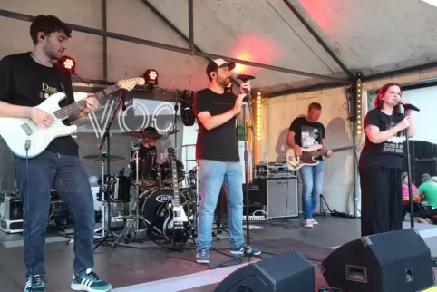 Sie hat den Mechtersheimern auf ihrer Kerwe ganz schön eingeheizt: die Band Revoc. 