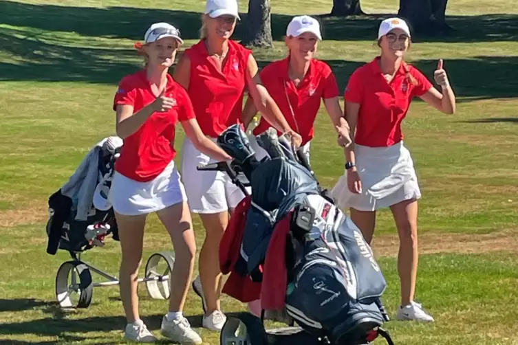 Da war die Zuversicht noch gro&szlig;: (von links) Caddy Lisa Steingrube, Christine Baeck, Co-Captain und Caddy Kerstin Hempel-Huske u