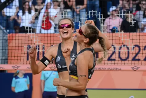 So kann es weitergehen: Svenja Müller (links) und Cinja Tillmann bejubeln ihren Auftaktsieg. 