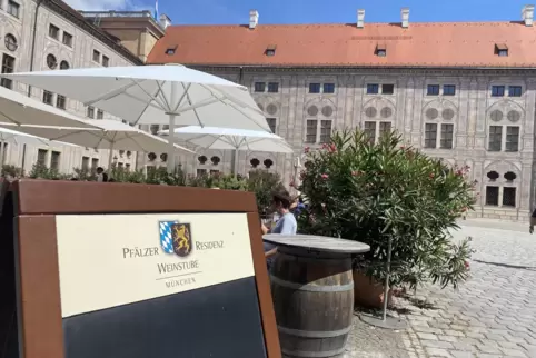Die Pfälzer Residenz von außen ...