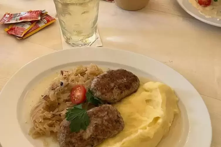 ... und das leckere Essen im Gastraum. 