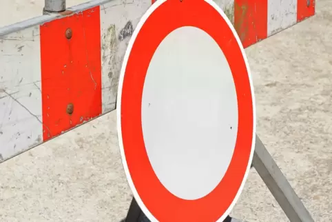 Ab Mittwoch ist die Straße vor dem Sportplatz für Aufbauarbeiten gesperrt. 