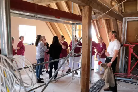  Pflegekräfte der Ökumenischen Sozialstation besichtigen die Bauarbeiten im ehemaligen Gasthaus Maurer.