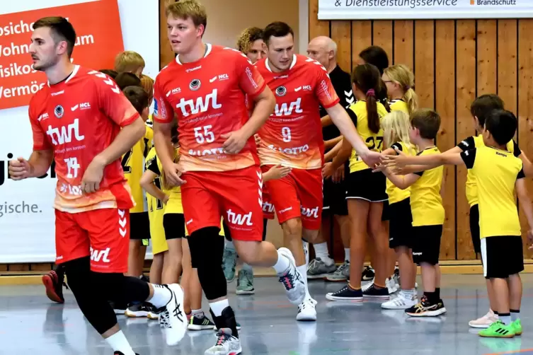Kasper Manfeldt Hansen (Mitte) hat sich mittlerweile mit seinen neuen Teamkollegen bei den Eulen vertraut machen können.