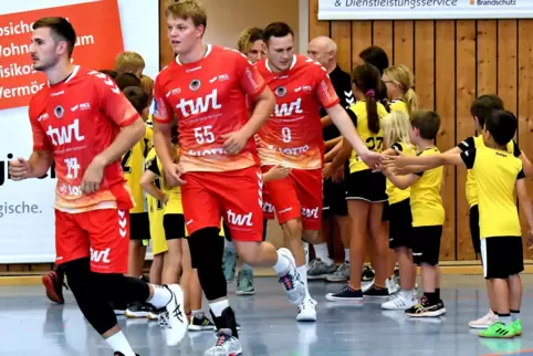 Kasper Manfeldt Hansen (Mitte) hat sich mittlerweile mit seinen neuen Teamkollegen bei den Eulen vertraut machen können.