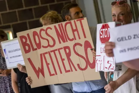 Der Ärger beim RBB über Patricia Schlesinger ist groß: Freie Mitarbeiter protestieren am Montag mit Plakaten und Schildern vom d