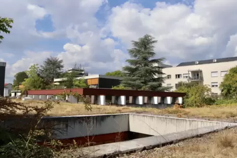 Flachdach und einer von mehreren Innenhöfen des Bethesda. 
