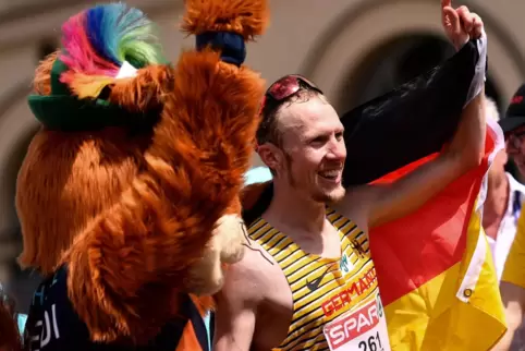 Gfreidi, das Eichhörnchen-Maskottchen, feiert mit Richard Ringer.