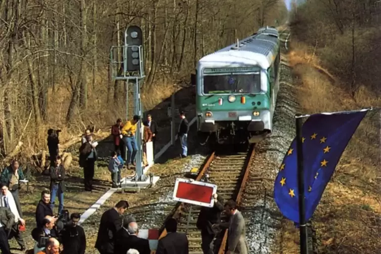Besonderes Aufsehen erregte im März 1997 die Reaktivierung der Bahnstrecke von Winden nach Weißenburg im Elsass. 