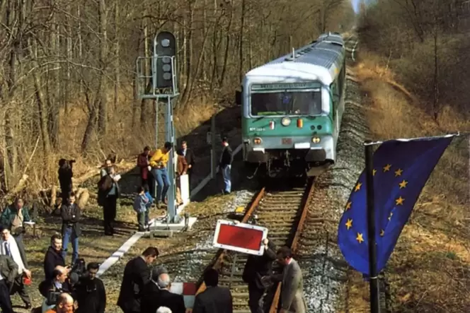 Besonderes Aufsehen erregte im März 1997 die Reaktivierung der Bahnstrecke von Winden nach Weißenburg im Elsass. Besonderes Aufsehen erregte im März 1997 die Reaktivierung der Bahnstrecke von Winden nach Weißenburg im Elsass.