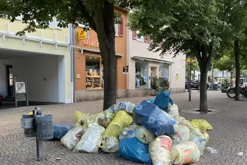 Manchmal muss der Müll länger auf Abholung warten – wie hier am Stadtplatz am 7. Juli.
