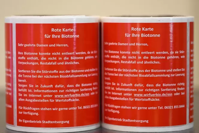 Rollen mit jenen roten Tonnen-Anhängern, die Biotonnen-Sünder aufklären sollen. Eine Tonne, die damit versehen wird, bleibt aber Rollen mit jenen roten Tonnen-Anhängern, die Biotonnen-Sünder aufklären sollen. Eine Tonne, die damit versehen wird, bleibt aber