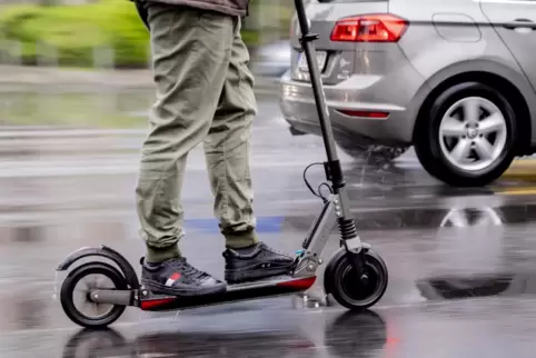 E-Scooter nennt man diese Roller, die beachtliche Geschwindigkeiten erreichen können. 