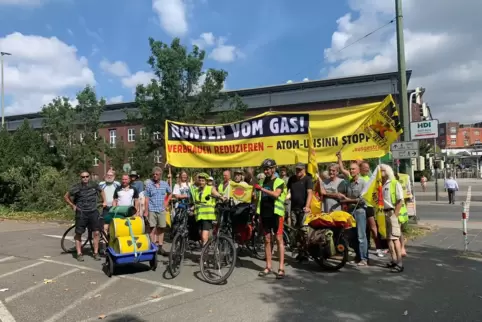 Die Demonstranten stehen mit ihren Fahrrädern auf dem BASF-Parkplatz