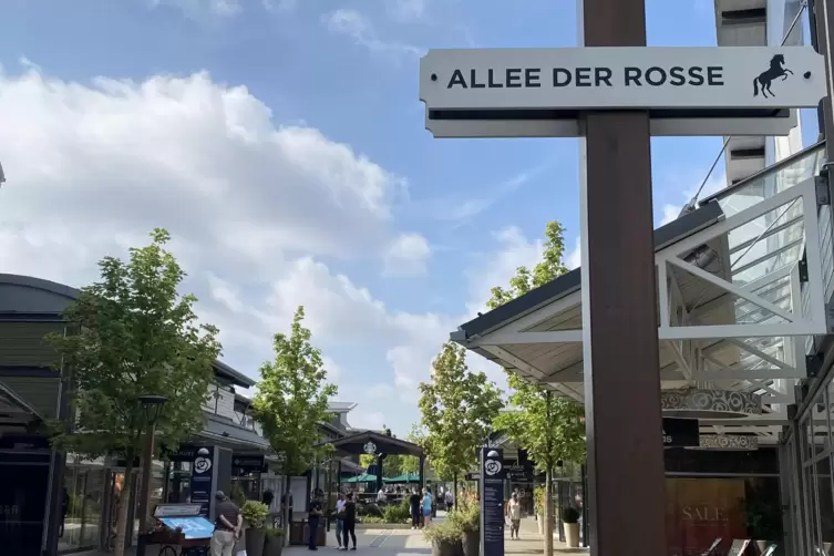Die Allee der Rosse ist die mittlere Ladenstra&szlig;e, quasi die Hauptstra&szlig;e auf dem Outletgel&auml;nde. 