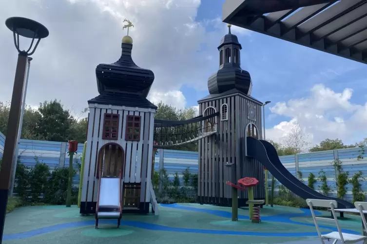Auch der Spielplatz im hinteren Bereich erinnert an Zweibr&uuml;cken &ndash; mit dem Turm der Karlskirche (rechts) und einem Turm der Fasan