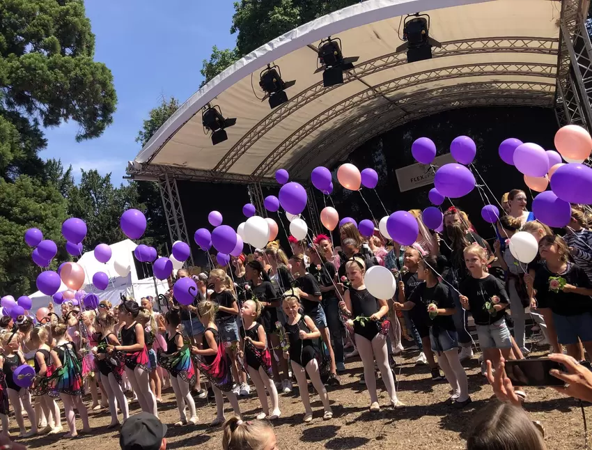 In Gedenken an die Gründerin der Tanzschule, Isolde Dierks, ließen die Tänzerinnen Luftballons gen Himmel steigen.
