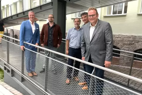 Bürgermeister Michael Maas (von links), Christopher Reiser, IB-Leiter Soziale Arbeit, ZRW-Geschäftsführer Hans-Günther Clev, Dyn