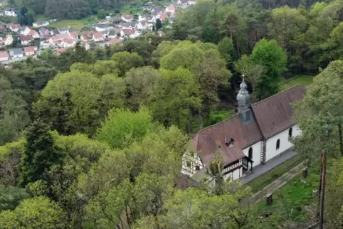 Entlang der Strecke liegt der Wallfahrtsort Kolmerbergkapelle. 