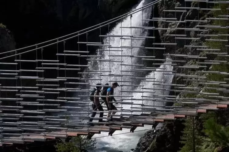 Spektakulär: Über Hängebrücken wie diese geht es auf dem Plima-Schluchtenweg an Wasserfällen vorbei zur Zufallhütte.