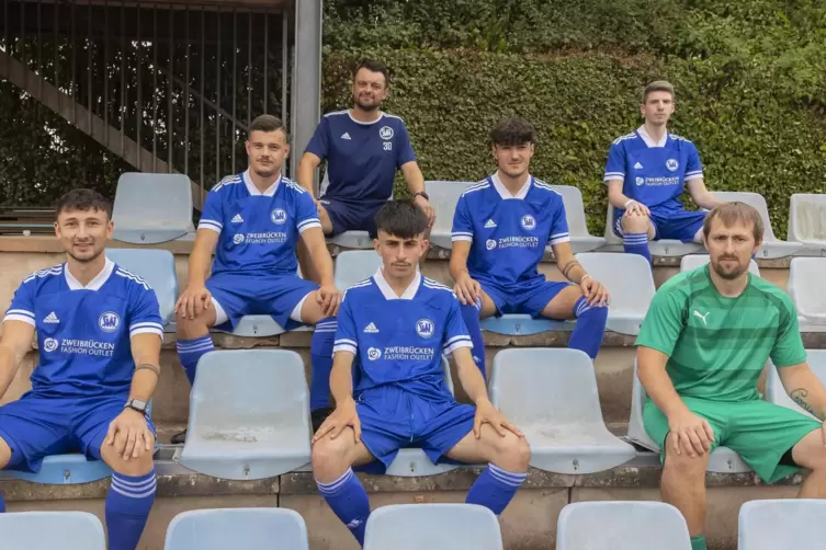 Trainer Andreas Hergert (hinten links) begrüßt die Neuzugänge Joshua Pent (rechts daneben), Dominik Schneider und Marc Heidenrei