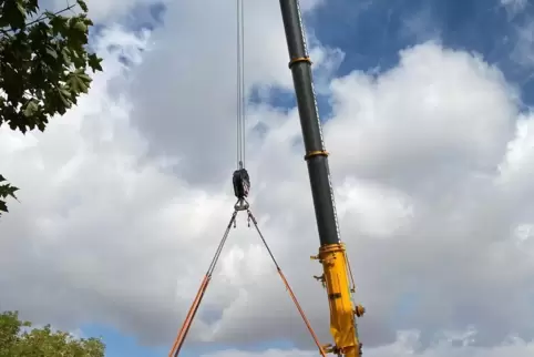 13 Meter lange Brückenteile wurde gestern in die Ebertsheimer Bahnbrücke eingebaut.