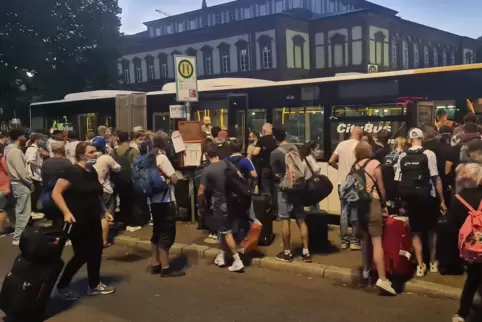 Großer Andrang: Guido Hartmann fotografierte bei seinem Aufenthalt am Neustadter Busbahnhof das Gedränge vor den Bussen des Schi