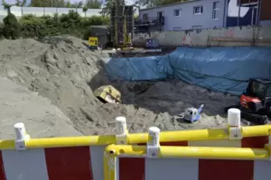 Der Fundort an der Frankenthaler Straße: Die Bombe ist mit einem gelben Container abgedeckt worden. Der Fundort an der Frankenthaler Straße: Die Bombe ist mit einem gelben Container abgedeckt worden.