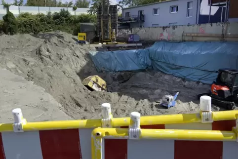 Der Fundort an der Frankenthaler Straße: Die Bombe ist mit einem gelben Container abgedeckt worden. 