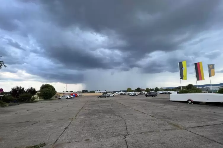 Ein heftiger Regenschauer näherte sich am Montag dem Flugplatz Lilienthal in Lachen-Speyerdorf. 