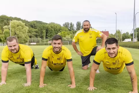  Müssen im Training auch mal tief runter: Die Neuzugänge des SV Ixheim: (vorne, von links) Philipp Klug, Co-Trainer Yannik Utzin