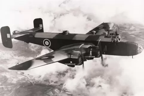 Ein britischer Bomber vom Typ Halifax.