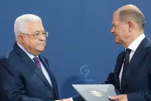 Bundeskanzler Olaf Scholz (SPD) und Mahmoud Abbas (l.) und Präsident der Palästinensischen Autonomiebehörde.