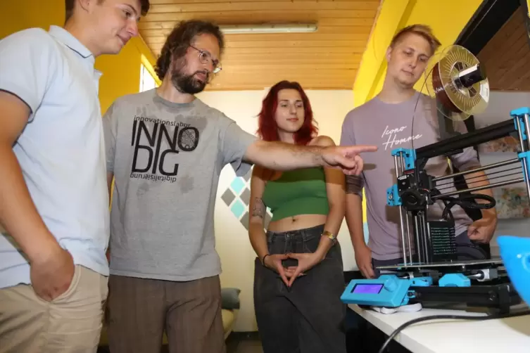Anschauungsunterricht (von links): Til Altenkirch, Michael Mattern, Maria Hofling und Kevin Reger vor einem 3D-Drucker.
