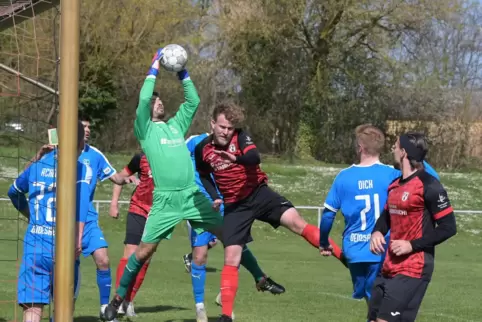 Will wieder ins Finale: FV Berghausen (rot).