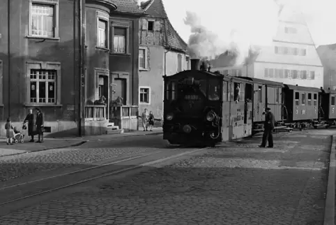 Feuriger Elias: Die Lokalbahn auf Tour durch die Dörfer.