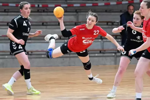 Mit viel Power: Judith Henninger (am Ball).