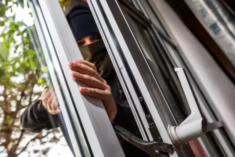 Die Täter gelangten durch ein Fenster in die Wohnung.